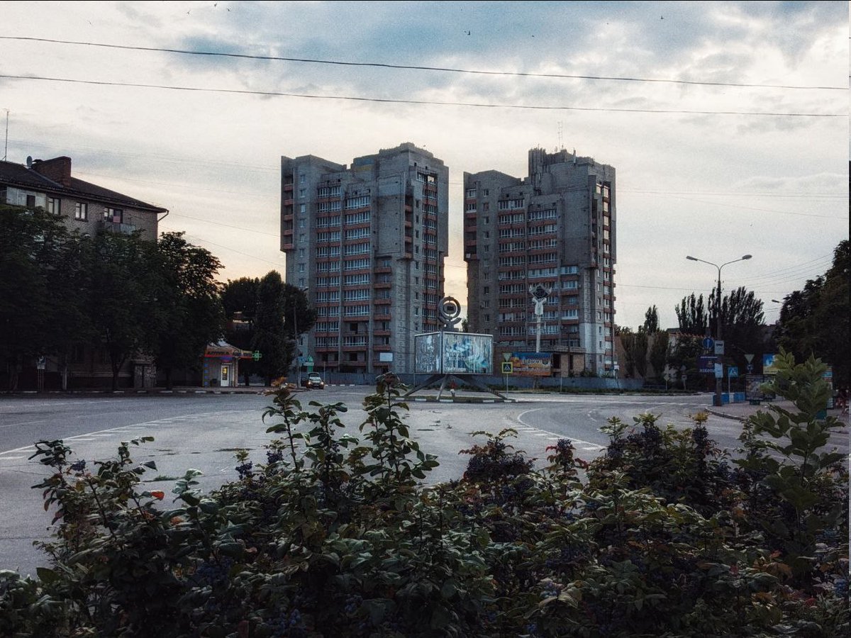 Я повернувся додому, тому ловіть тред про актуальний стан справ у Нікополі. 
Прохання максимально поширити, бо в ЗМІ про нас мало говорять, а ситуація легше не стає.