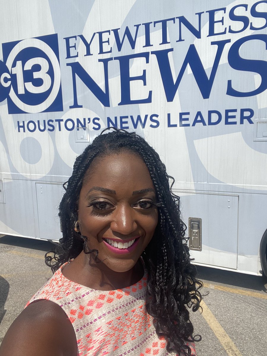 BrianaReports's tweet photo. It’s professional. It’s not a distraction. It’s my hair! Thanks to 👑The Crown Act👑 it’s also illegal for me to be discriminated against at work because of my braids. Today, celebrate National CROWN Day with @thecrownact and I #naturalhaironair #CROWNproud https://t.co/gmr2a6n3IZ