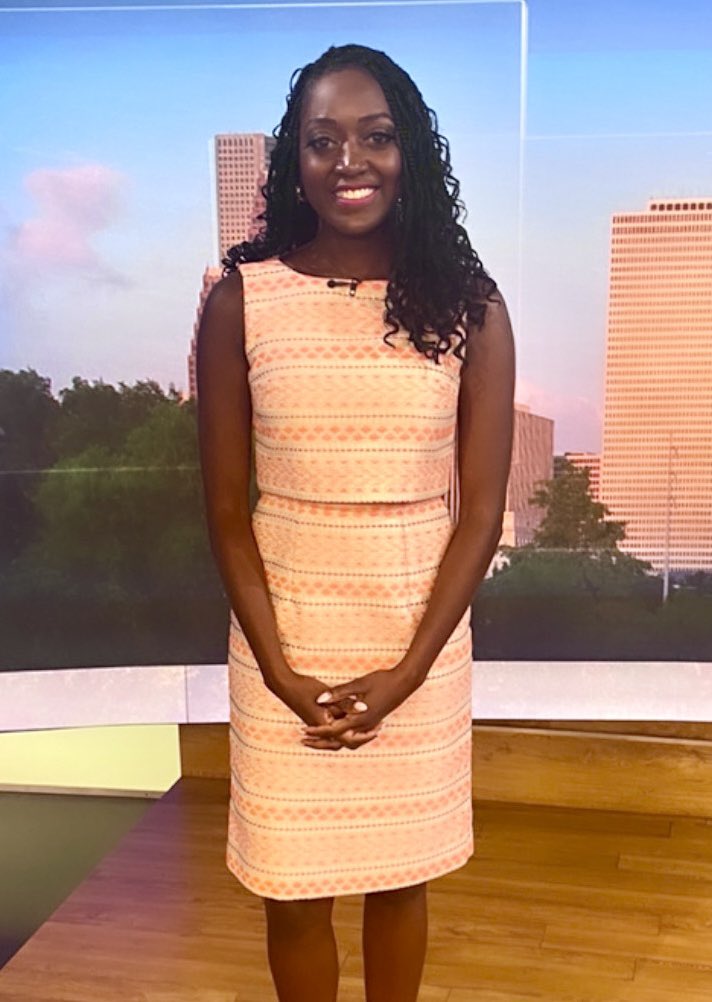 BrianaReports's tweet photo. It’s professional. It’s not a distraction. It’s my hair! Thanks to 👑The Crown Act👑 it’s also illegal for me to be discriminated against at work because of my braids. Today, celebrate National CROWN Day with @thecrownact and I #naturalhaironair #CROWNproud https://t.co/gmr2a6n3IZ