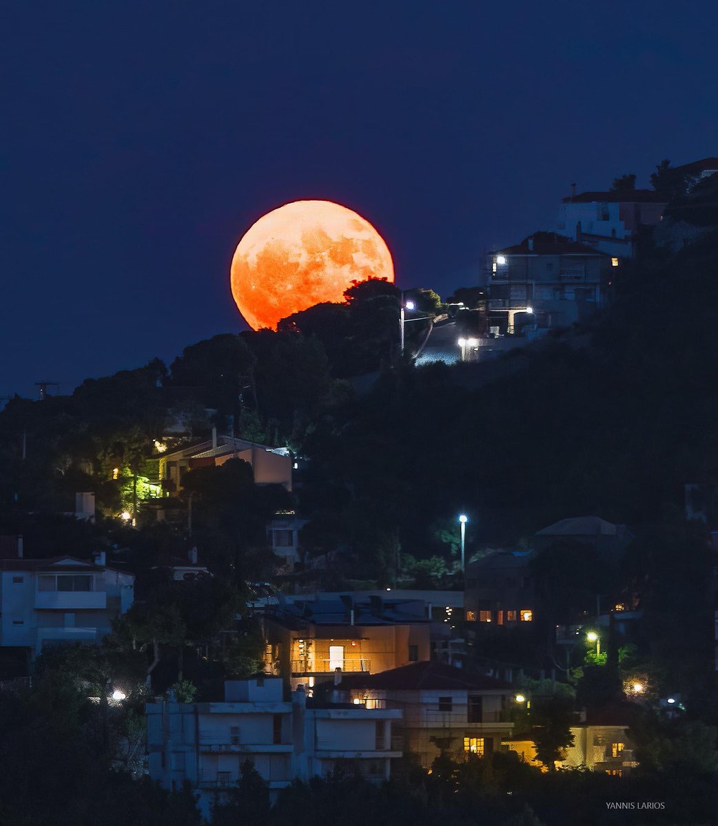 Today’s #fullmoon rising over Pentelikon Mt houses, in #Athens #Greece. More is at link in profile Η αποψινή πανσέληνος ανατέλει πάνω από την Πεντέλη #weather #meteo #meteogr #yannislarios #skaikairos