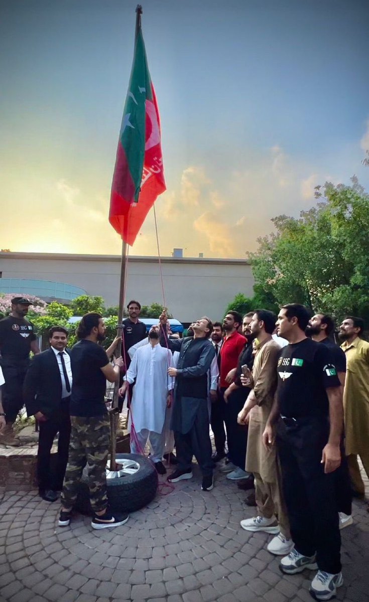 irfankhanvloger's tweet photo. #عوام_نہیں_مان_رہی https://t.co/a2cAhhbbhE