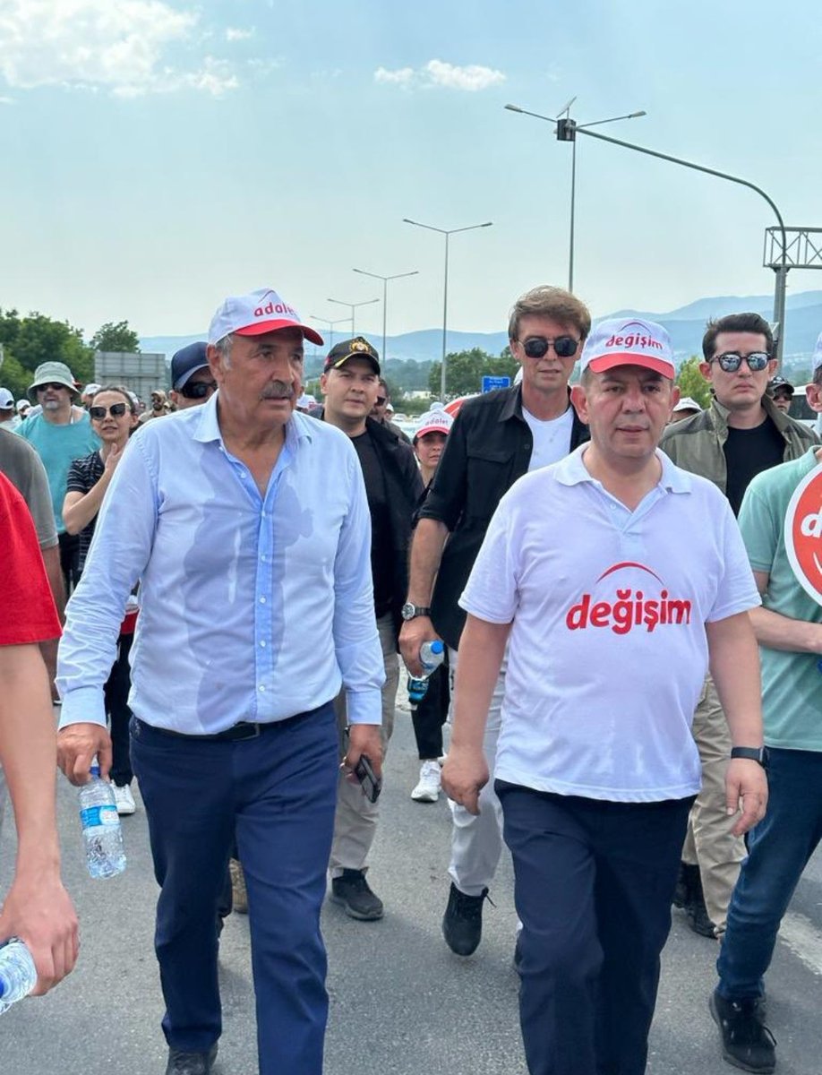 İki hain buldum..adalet yürüyüşünü taklit eden..Reise oy verip degişim isteyen hainler.. Bu Yürüyüşün sonu sarayda biter.. Acıkça ben degiştim bende sizdenim diyor..