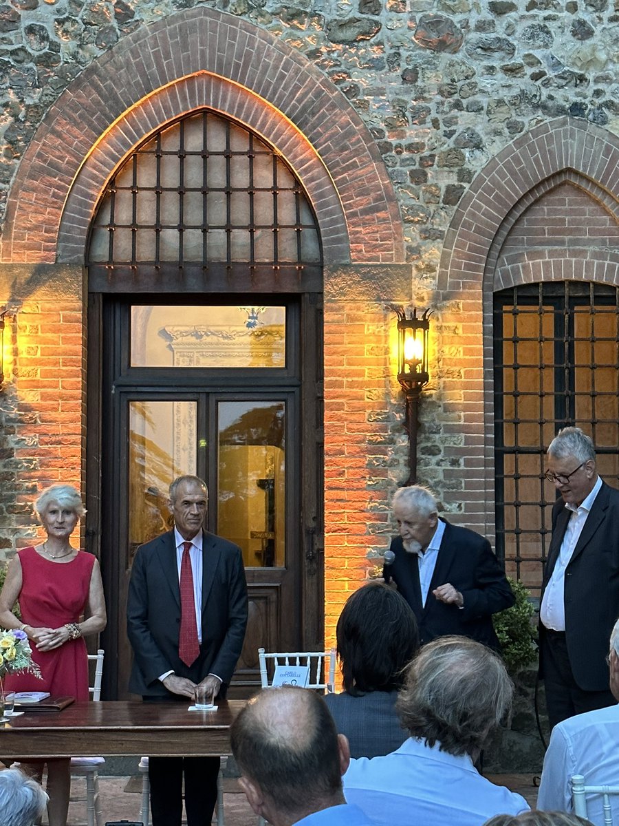 fmfeye's tweet photo. Economia, etica e storia si intrecciano al @CastelloTabiano @tabianocastello nel circuito @CastelliDucato: ad ascoltare il professore Carlo Cottarelli @CottarelliCPI presenta il libro “Chimere: sogni e fallimenti dell’economia” accompagnato e intervistato da @AnnaMariaCB https://t.co/CBk64NMZ95