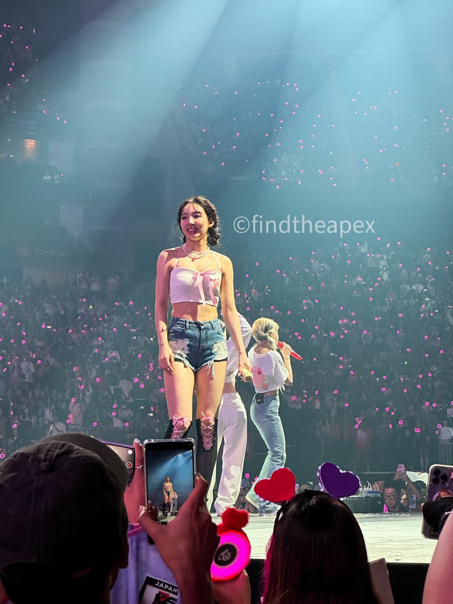 findtheapex's tweet photo. Nayeon #twice #READYTOBE #READYTOBE_IN_HOUSTON #READYTOBE_IN_HOUSTON_D1 #twice5thworldtour #nayeon https://t.co/LkapNxxakV