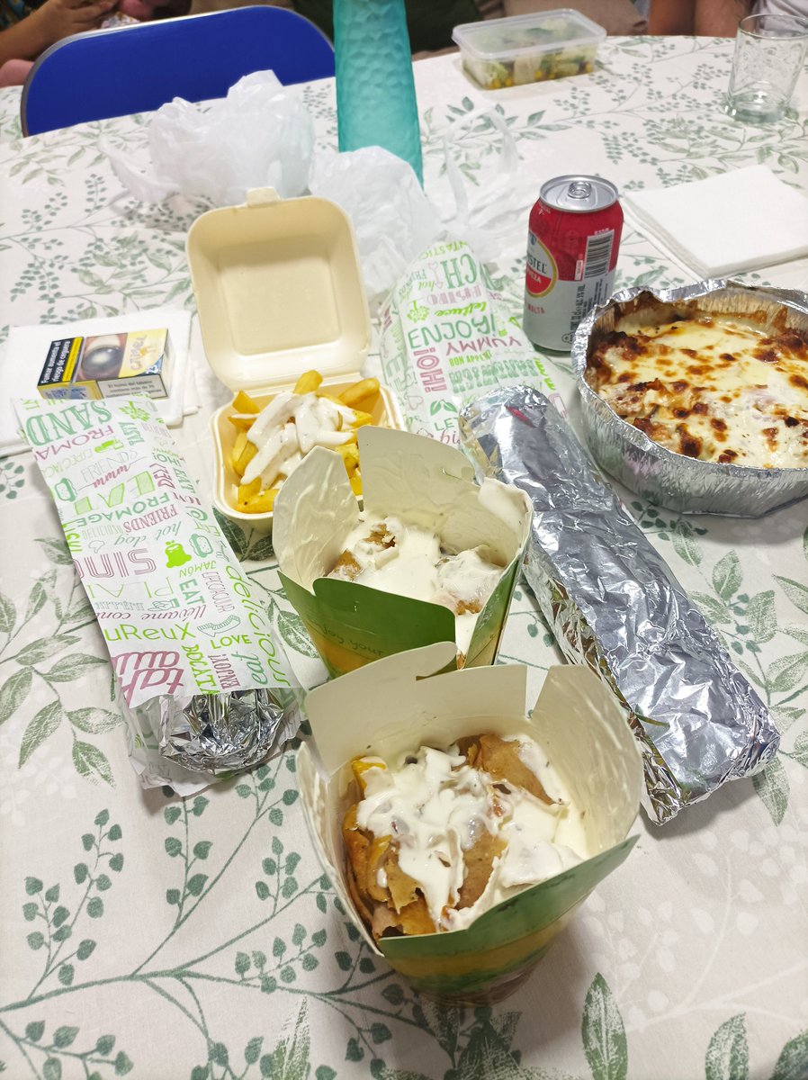 Bruno_8199's tweet photo. @amigos_oficial_ puntúa esto 2 box ternera full salsa blanca 2 durum falafel to petaos patatas con salsica y plato con ternera queso salsa y patatas y amigos kebab siempre a mi lao https://t.co/C6sbSgVhLF