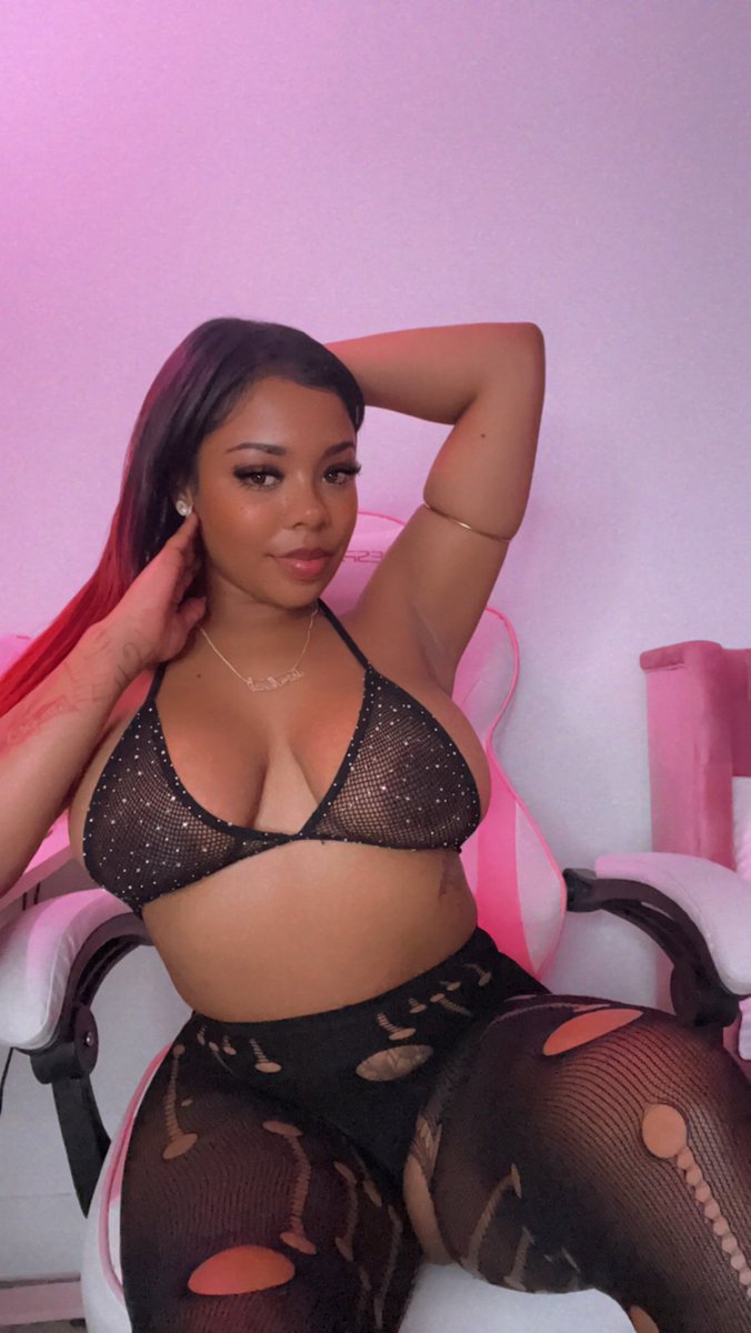 ShiraMonae's tweet photo. Where the FUN niggas at ? 😎👀 https://t.co/LQJvyRoL6t