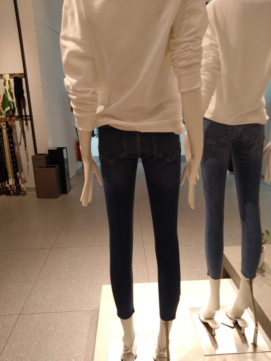 #balance ton <a href="/Mango/">MANGO</a> , la taille des cuisses de vos mannequins en magasin est choquante et génère des #tca (anorexie boulimie hyperphagie) chez nos ados. Je vais porter plainte car il est temps de stopper ces pratiques. J'attends votre retour sur le sujet. (Photo prise ce samedi)