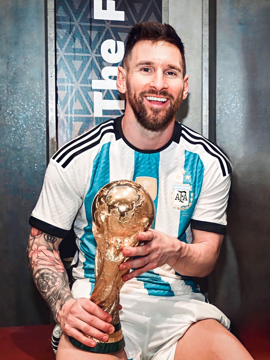 LaMessineta10's tweet photo. Si la pregunta es hasta cuando voy a seguir con las fotos de Messi con la copa del mundo? La respuesta va a ser hasta que me muera https://t.co/6vRI9zKQ2m