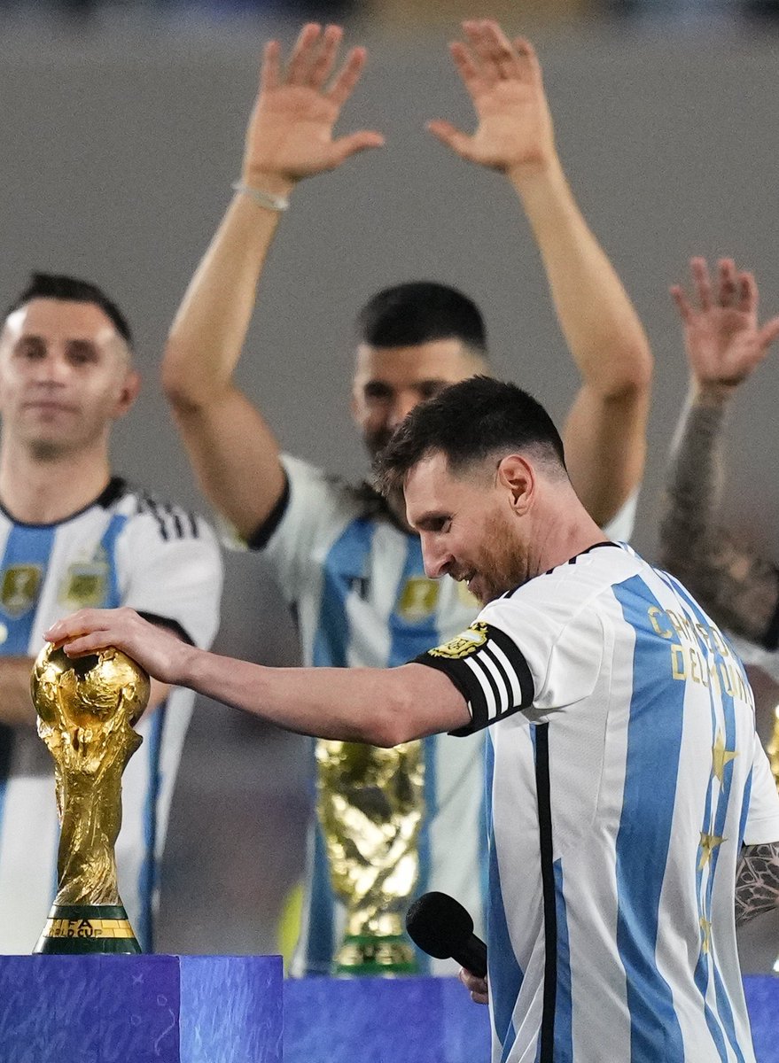 LaMessineta10's tweet photo. Si la pregunta es hasta cuando voy a seguir con las fotos de Messi con la copa del mundo? La respuesta va a ser hasta que me muera https://t.co/6vRI9zKQ2m