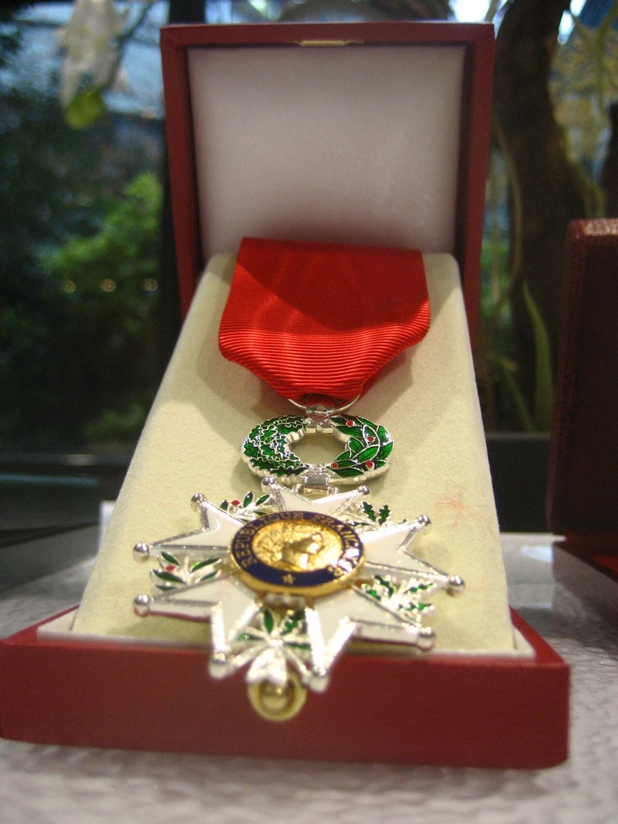 Baptiste P., apprenti au lycée Erik Satie en immobilier, obtient le prix de l'apprentissage du Comité de la Légion d'Honneur du 14e arrondissement. Une belle reconnaissance pour les apprentis du lycée...