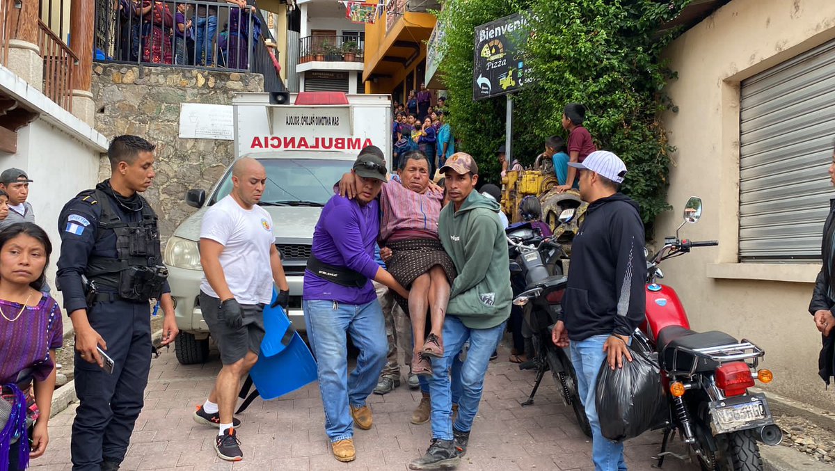 AztecaNoticiaGT's tweet photo. #Sololá | Grupo de personas del municipio de San Antonio Palopo quienes participaban en un entierro fueron arrollados por un vehículo tipo pickup luego del incidente el piloto se dio a la fuga, bomberos Voluntarios de varias compañías atendieron la emergencia 
Vía: @xingo_erick https://t.co/bx6gvJbZ4M
