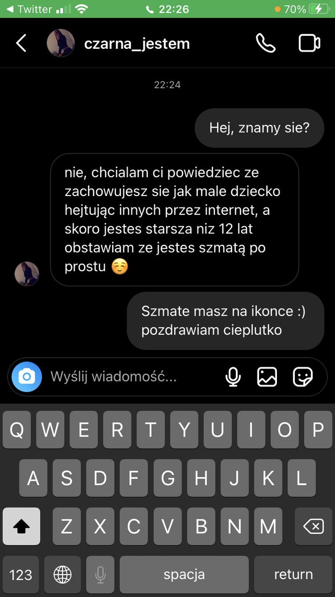 To zasługuję na wstawkę tu, bo większe zasięgi. Tak zachowują się fanki autorek z wattpada kiedy napiszesz, że ich dzieła są złe. Nie zdziwię się jesli to sama autorka xD #TwitteroweKsiazkary