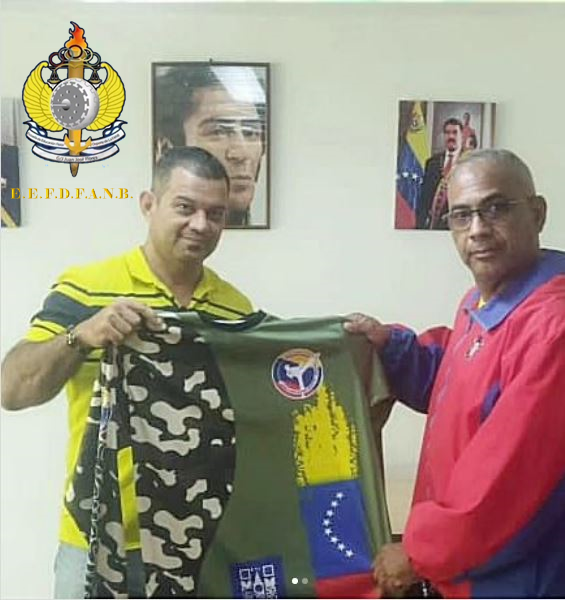 Realizada visita a la ESCUELA DE EDUCACIÓN FÍSICA Y DEPORTE DE LAS FANB "Fuerzas Armadas Nacionales Bolivarianas" - Caracas, y su Director Coronel Larry Félix Bravo Borjas. Emilio Alonso A, hace entrega de una Sudadera Oficial 2023, al Director Coronel Larry Bravo.