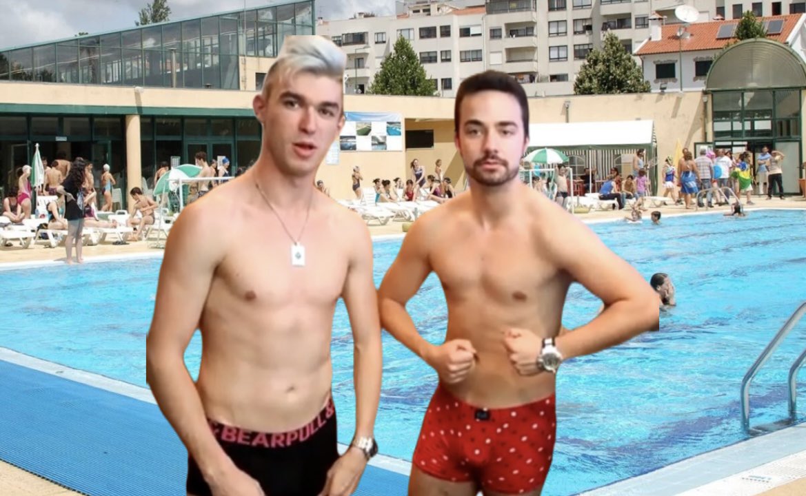Eu e um puto inglês que conheci na piscina municipal a mostrarmos à minha mãe saltos acrobáticos (parecemos dois autistas da Fundação Make-a-Wish)