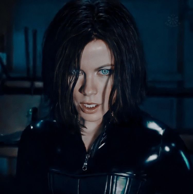 MsVampireSelene's tweet image. I suggest you run