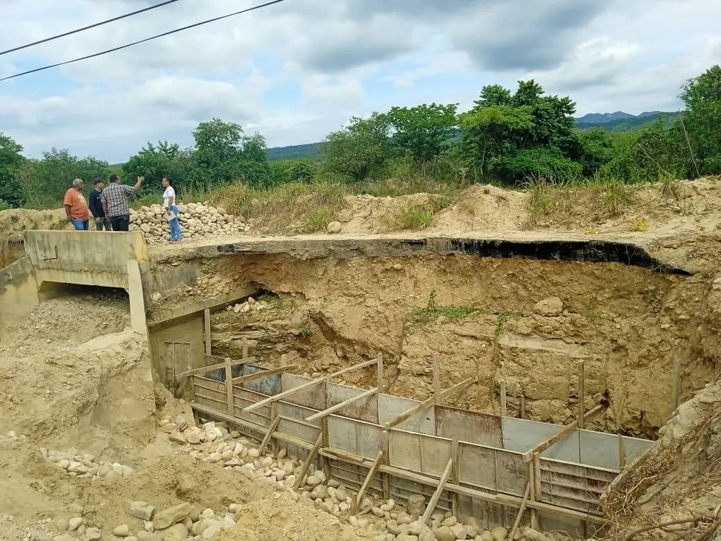 GobTrujillo's tweet image. EsNoticia 📢|| Fuerza de Tarea Andes 2023 inicia recuperación de falla de borde en sector El Corozo de Miranda 

Se inició la canalización de la quebrada y se prevé la construcción de un muro de concreto para mantener su cauce y garantizar bienestar a la población