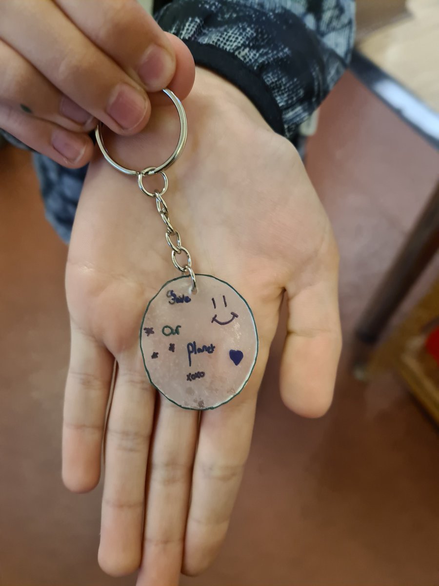 3rdLNGuides's tweet photo. Afterwards we thought about change making statements and the guides then came up with their own and put them onto shrinky paper to create their own keyrings https://t.co/MiPHlOarqi