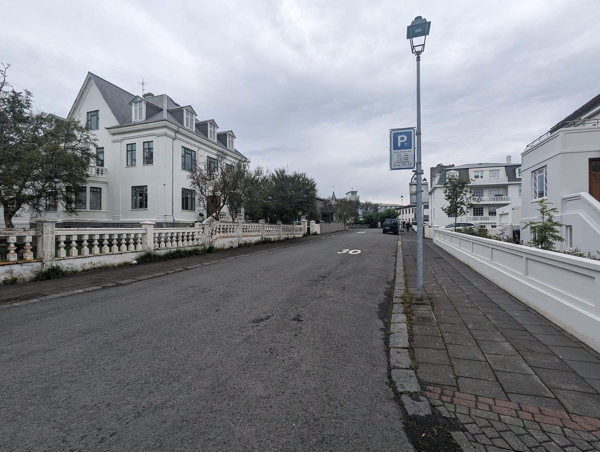 Bílastæði í borginni. 

Fallegt. 

(Mynd úr hverfisgrúppunni Vesturbærinn. Myndasmiður er ósammála mér og finnst þetta hræðilegt).