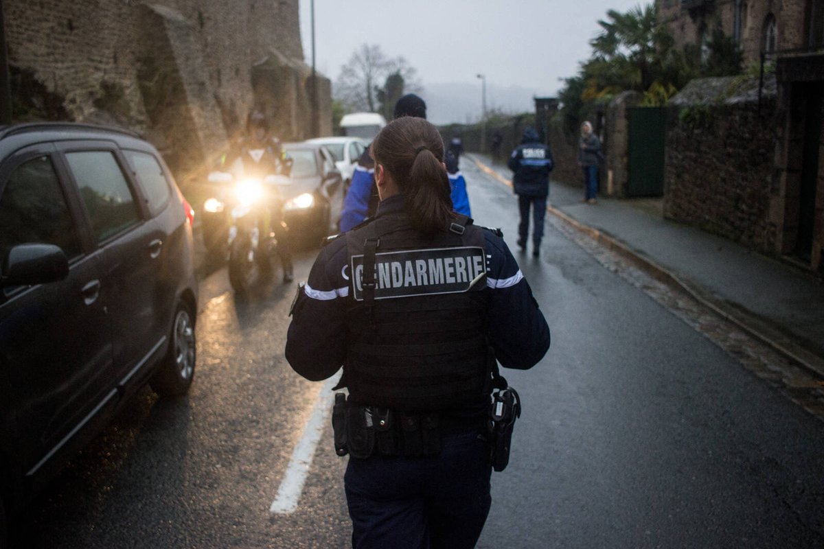 InfosFrancaises's tweet photo. CHASSE À L'HOMME - Soupçonné d’avoir tué deux personnes et d'une tentative de meurtre, un détenu dangereux en cavale est actuellement activement recherché au nord d’#Angers. 
- Le GIGN a été déployé. 
- Un véhicule volé a été retrouvé brûlé.
- Condamné à 12 ans de prison pour tentative de meurtre sur conjoint, le fugitif a profité d’une permission de sortie pour un entretien d’embauche pour s’enfuir le 20 juin.
- L'individu est suspecté du meurtre de son ex-compagne le 22 juin et serait impliqué dans la mort d'un ancien élu municipal à Chailland ce week-end pour lui voler sa voiture (Ouest-France).