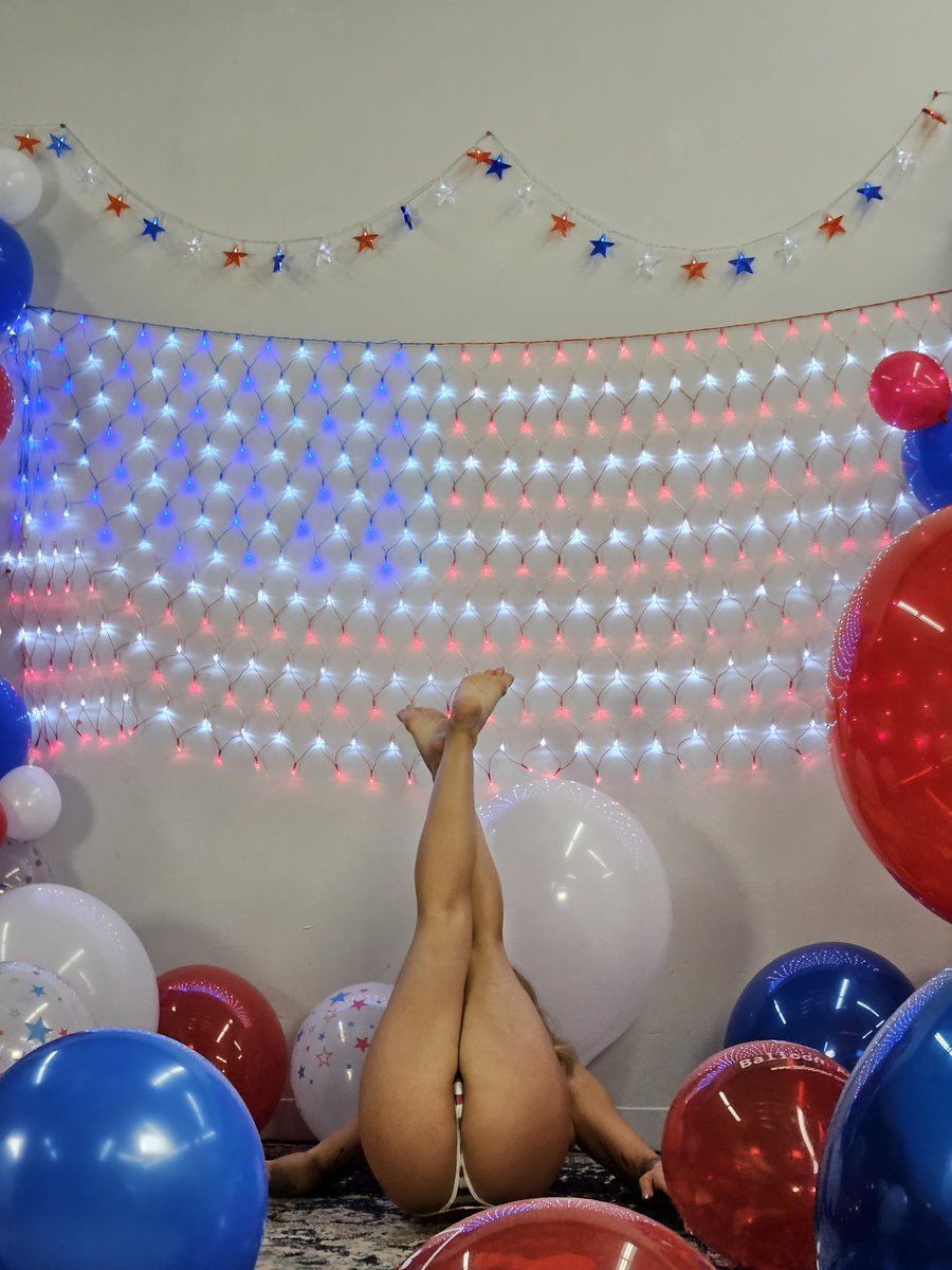 LoonerLanding2's tweet image. Come celebrate 4th of July with me!! Link in bio! 
#balloons #balloonfetish #looners
