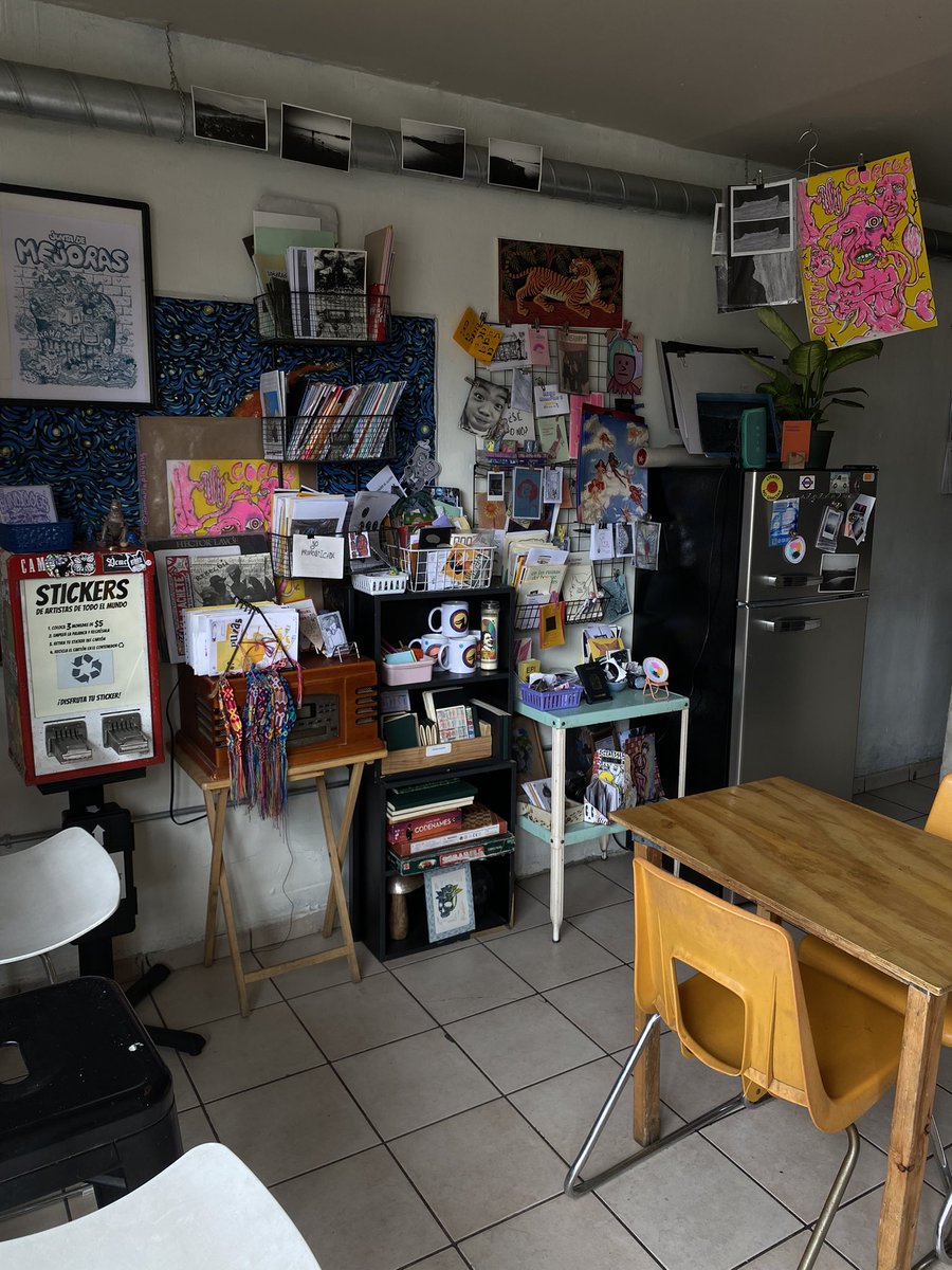 Buenos días, extrañamente no se nos ha ido el agua, pasen a visitar. 🖤📖