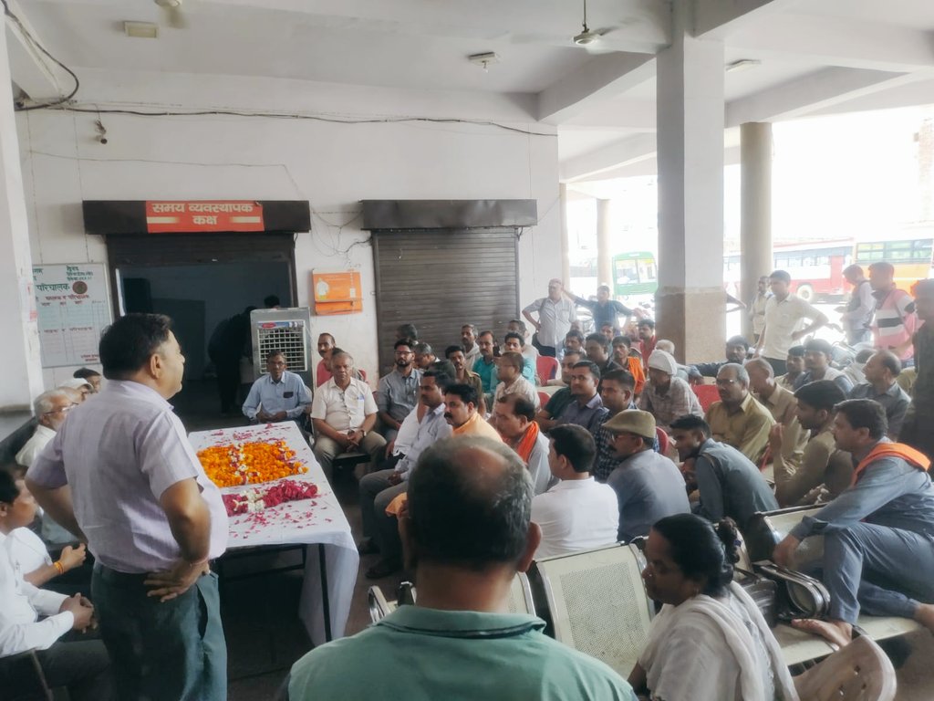 ArmksjUpsrtc's tweet photo. ईमानदार व्यक्तित्व एवं कर्मचारी हितैषी श्री संजीव कुमार सहायक क्षेत्रीय प्रबंधक कासगंज का डिपो कर्मचारियों द्वारा स्थानांतरण होने पर विदाई समारोह मनाया गया https://t.co/xncCzMwdV0