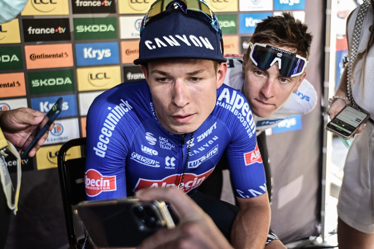 LeTour's tweet photo. "wow you're that quick ??" - 🇸🇮 @TamauPogi 

"Tu vas si vite 🫨🫨"- 🇸🇮 @TamauPogi

#TDF2023 https://t.co/JToEzz4z5n