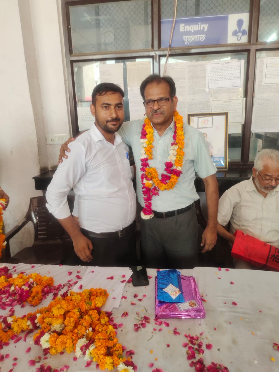 ArmksjUpsrtc's tweet photo. ईमानदार व्यक्तित्व एवं कर्मचारी हितैषी श्री संजीव कुमार सहायक क्षेत्रीय प्रबंधक कासगंज का डिपो कर्मचारियों द्वारा स्थानांतरण होने पर विदाई समारोह मनाया गया https://t.co/xncCzMwdV0