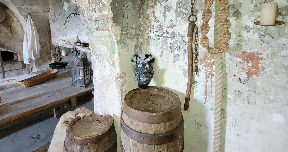 Diese alten Türen knarren einfach wunderbar... Solche Geräusche sind es, die zu unseren geheimnisvollen Orten führen. Vom 8. Juli bis zum 20. August 2023 finden täglich unsere Geheimnisführungen statt.