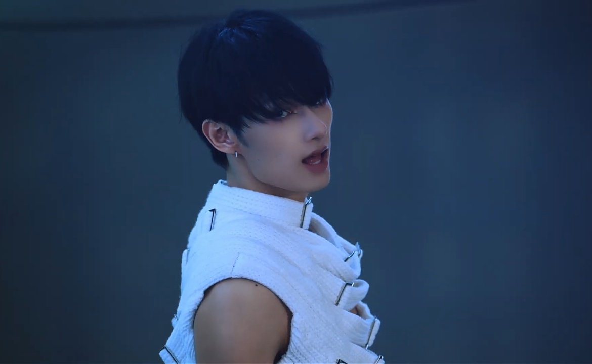 ecradream's tweet photo. JUN 'PSYCHO' Official MV 

-a thread  
#JUN #준
#PSYCHO #JUN_PSYCHO
@pledis_17 https://t.co/luJIq6tnoo