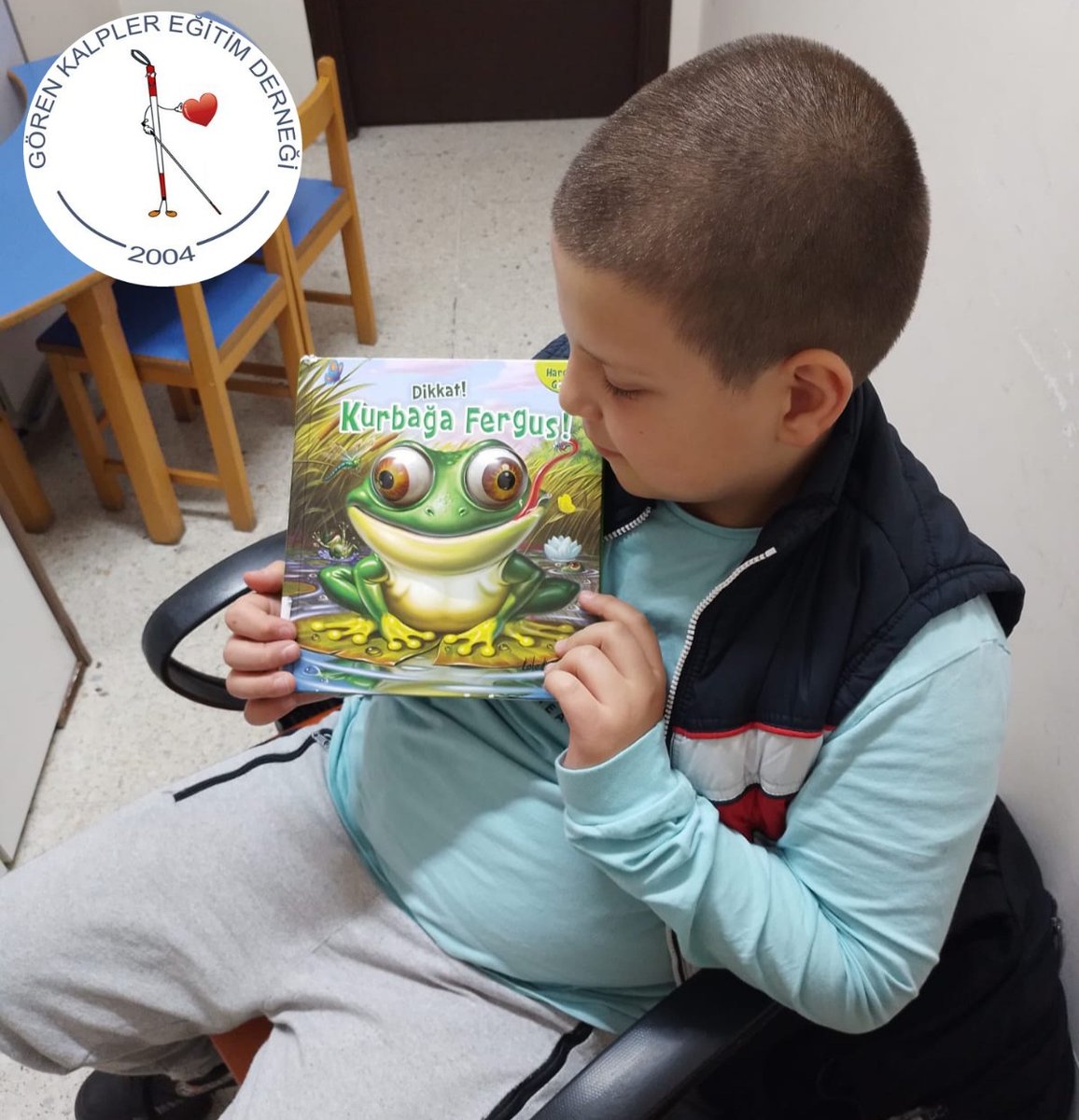KalplerGoren's tweet photo. İlkokul çağındaki öğrencimiz ile Resimli kitap okuma saatinden bir kare
#azgören #özeleğitim #görmeengelli #bagimsizhareket #sanat #dernek #kitap https://t.co/hj3m7thtV2