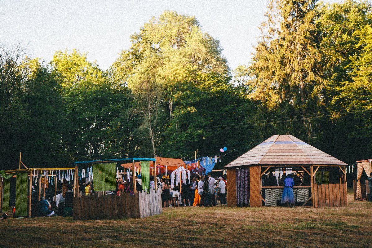 Depuis Angoulême, le collectif L'Enfant Sauvage promeut des fêtes libres depuis 2016 avec l’inclusion comme mot d’ordre. Dans le cadre de notre série 𝘍𝘰𝘤𝘶𝘴 𝘤𝘰𝘭𝘭𝘦𝘤𝘵𝘪𝘧, on a rencontré ses membres qui évoquent leur vision de la fête.
letype.fr/2023/07/03/foc…
