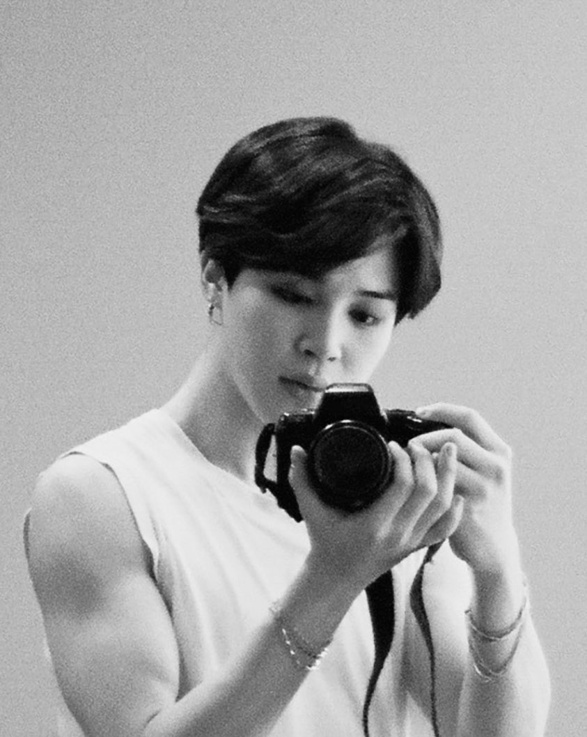 btselm's tweet photo. #ARMYSelcaDay 

this makes me want to return to the gym 🥴 https://t.co/M4cdCoElj1