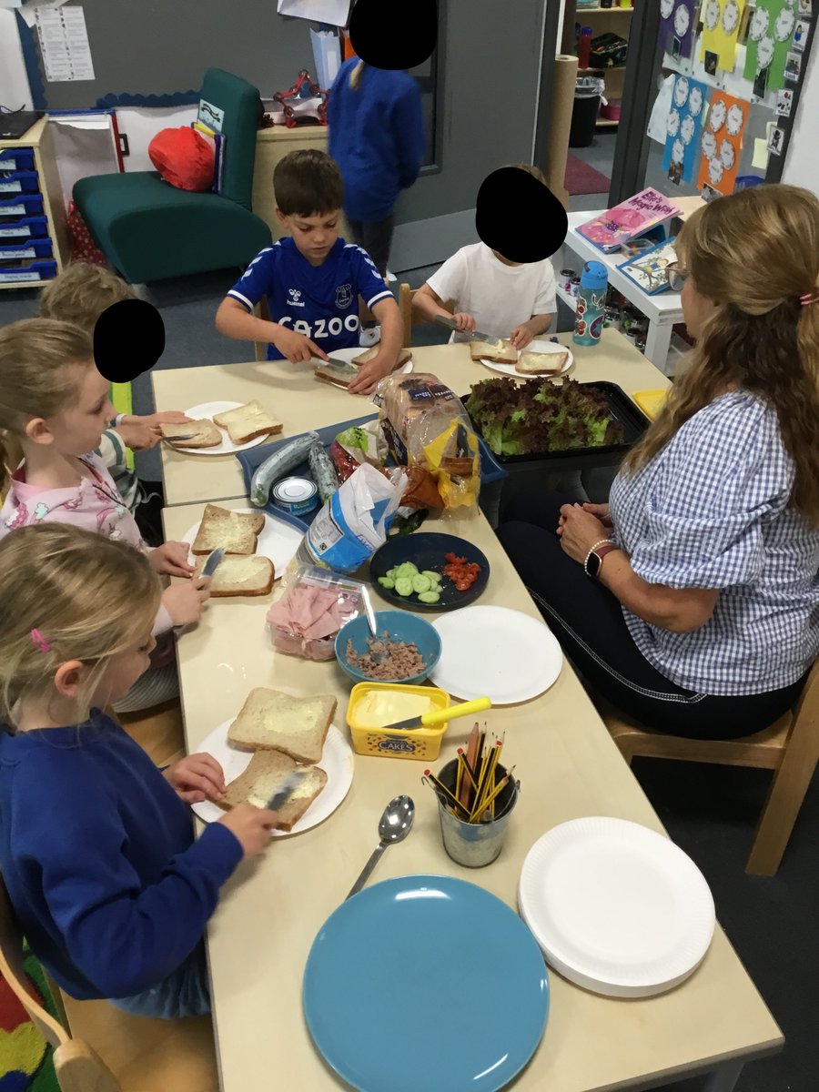 WyeHay's tweet photo. Year 1 had a fantastic time last week preparing their banquet for the King from the story 'The Cook and the King'. We had lots of questions for our King and loved asking him all about his chef over a healthy and balanced meal.🍎🍌🍇🍅🫑🥒🫐🥚🍞 https://t.co/EX3kFhFz59