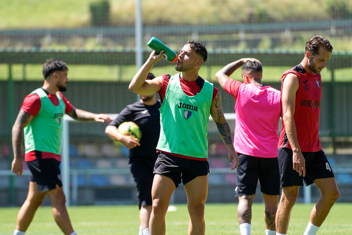 Fa caloreta, oi <a href="/11Adlt/">Angel De La Torre</a>? 💦⚽️

(Quan no hi plou, clarament... 🙃)

#seremmés💙🖤 #ConferenceLeague