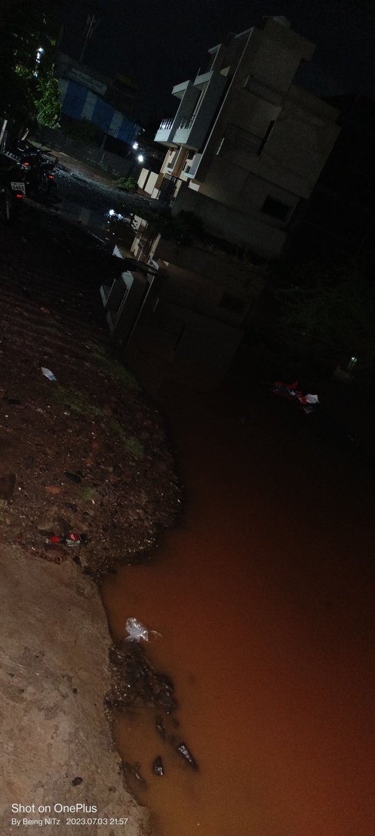 BeingNiTzz's tweet photo. @SolapurSmart @narendramodi @mieknathshinde @CMOMaharashtra  this is what we facing on daily basis..no proper roads no proper street lights  #SmartcitySolapur https://t.co/CKRatNcf40