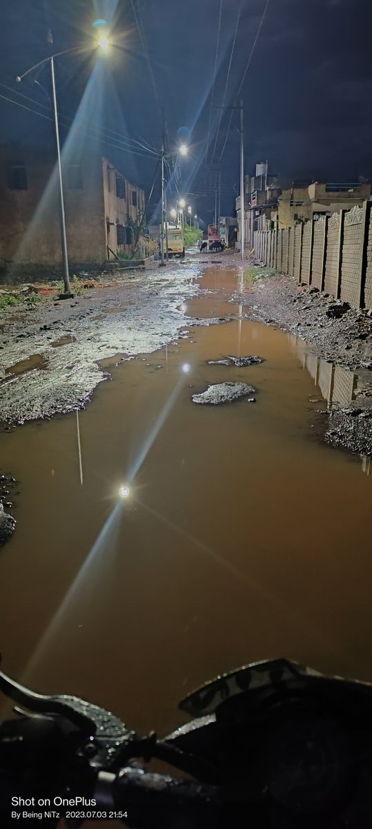 BeingNiTzz's tweet photo. @SolapurSmart @narendramodi @mieknathshinde @CMOMaharashtra  this is what we facing on daily basis..no proper roads no proper street lights  #SmartcitySolapur https://t.co/CKRatNcf40