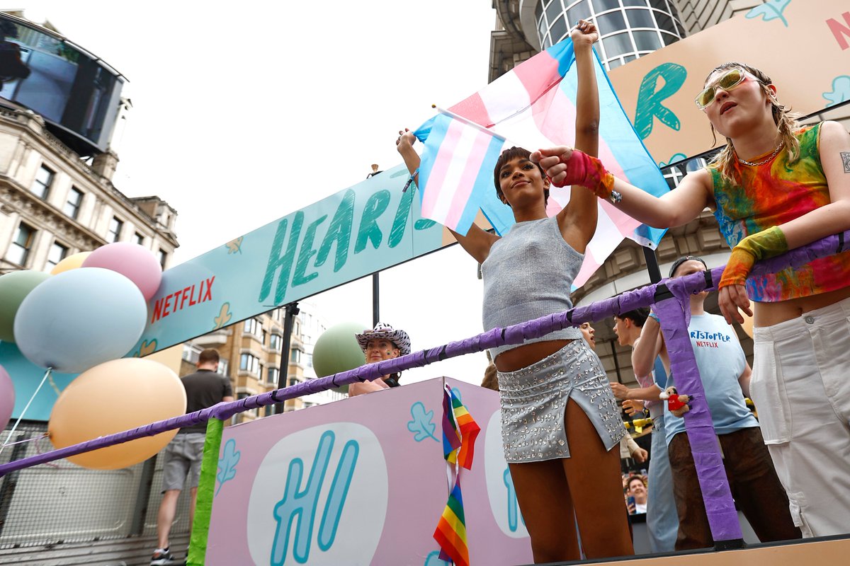 My #Heartstopper fam brings #PrideInLondon to a new level these days 🏳️‍🌈🏳️‍⚧️