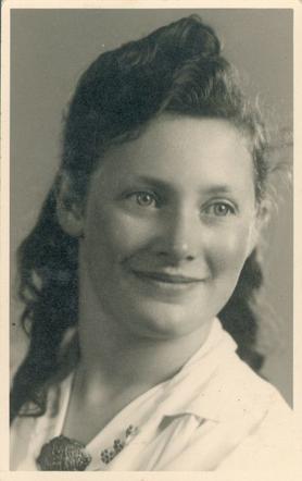 3 July 1927 | Dutch Jewish girl, Martha Veterman, was born in Zwolle. She was deported to #Auschwitz from #Westerbork in October 1942. She did not survive.