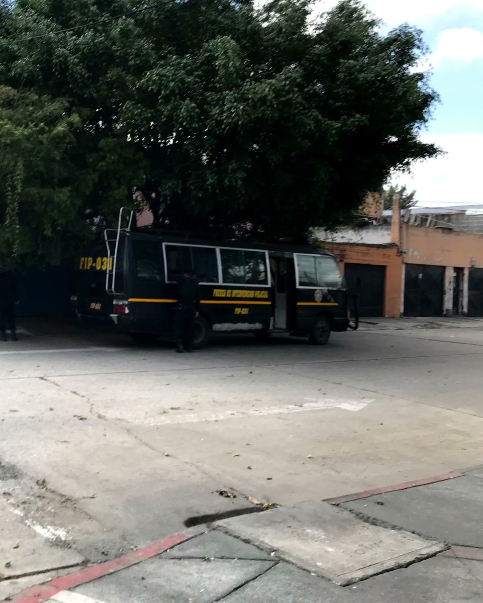 #AHORA 🚨

Sigue la presencia de la fuerza militar y policial rodeando el Parque de la Industria con armas de grueso calibre y un lanza llamas que se puede observar 🚨📢

Debemos estar atentos ✊🔥

#elecciones2023 #fraudeelectoral