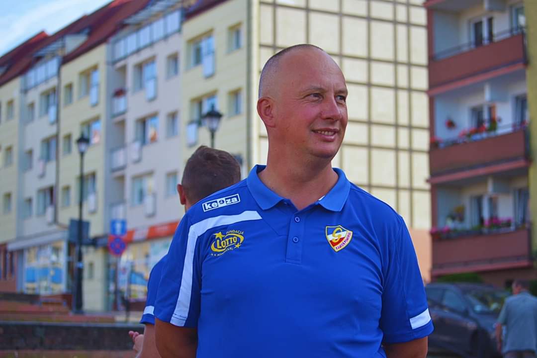 johny91MKS's tweet photo. Trener @kpurczynski zostaje w Gryfie🔵⚪🔴🫵. Mimo braku awansu, zarząd pozytywnie ocenił pracę szkoleniowca i wyraził chęć dalszej współpracy. Brawo zarząd,  brawo trener. Idziemy dalej #PoSwoje. https://t.co/n47Ka08Jih