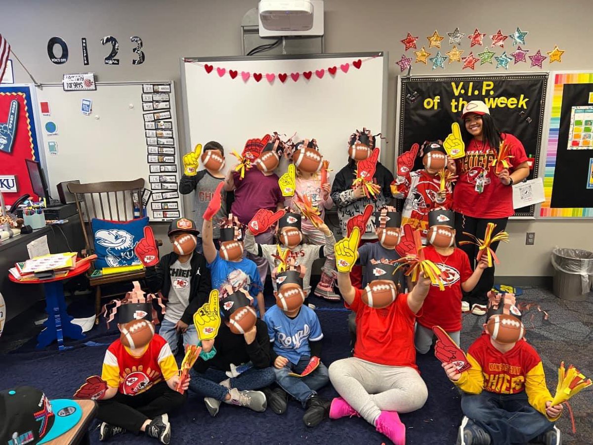 NicholeSmithhh's tweet photo. @BrittanyLynne My class ❤️s the Chiefs! I’m going in to my second year of teaching 2nd grade!

https://t.co/Dka1zASiPU https://t.co/IJ86RkXTgp