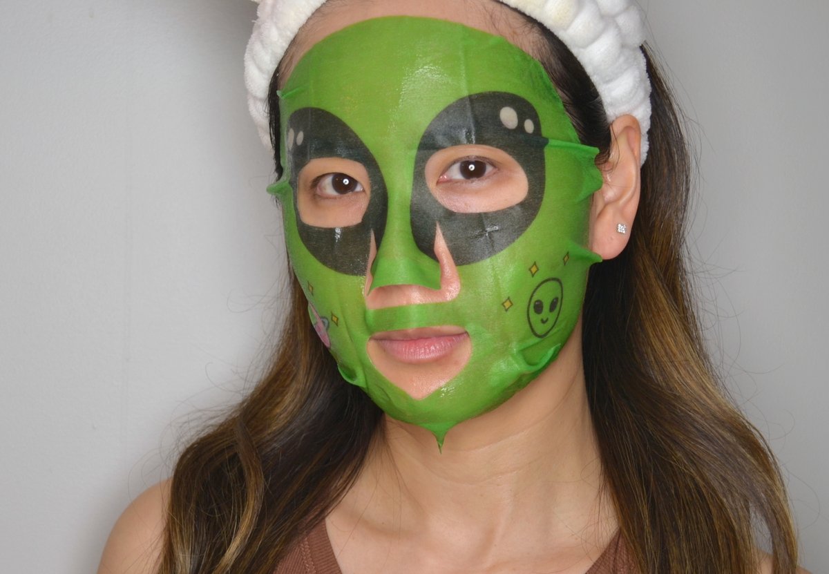 CosmeticProof's tweet photo. BLOG: The aliens are coming! Just having some fun with today's #SheetMaskSunday from @TheCremeShop! ๐ฝ #bbloggersCA https://t.co/k3pKK5FAjZ https://t.co/9OZqXB1b2l