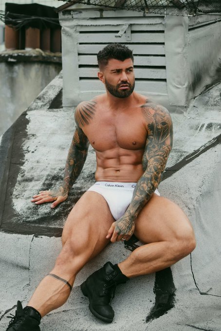 Muscle Mondays 💪🏼 worship daddy&rsquo;s sexy body 👇🏽👇🏽  https://t.co/HscRjraObX https://t.co/r0sMdmTeiH
