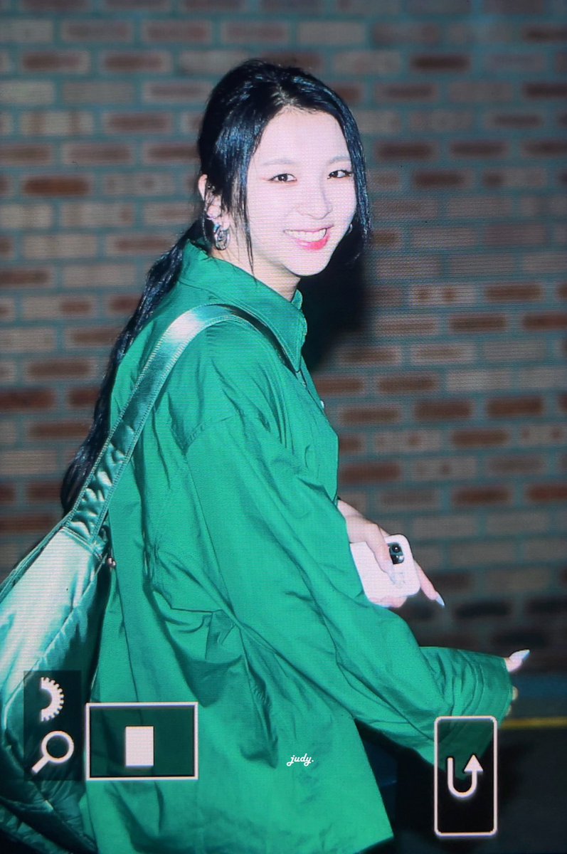 230703 퇴근 pre.
오랜만에 봐서 행복해 고생했떠🥹🫶🏻

#KARD #JIWOO #전지우
<a href="/KARD_Official/">KARD (카드)</a> <a href="/jeonjiwoo1004/">전지우</a>