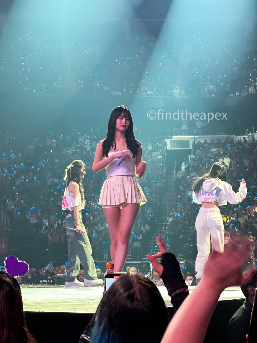 findtheapex's tweet photo. Momo #twice #READYTOBE #READYTOBE_IN_HOUSTON #READYTOBE_IN_HOUSTON_D1 #twice5thworldtour #momo https://t.co/rFURXiGNuX