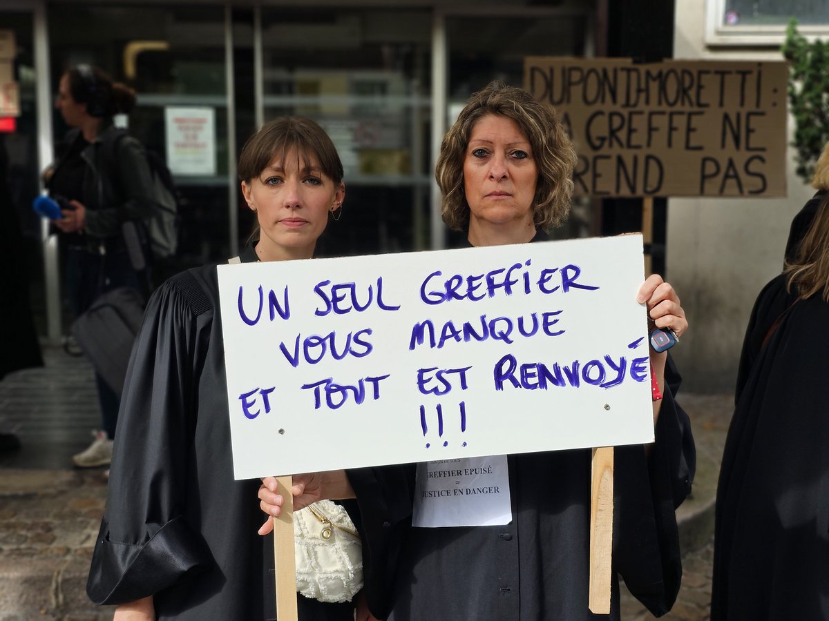 pierr_joigneaux's tweet photo. Un greffier débutant gagne 1300 euros net par mois, 1900 euros en fin de carrière. Un scandale.

86% des greffiers sont des greffières : encore des essentielles méprisées.

Grève nationale des #greffiers aujourd'hui.

Sans greffières, pas de Justice.
Sans Justice, pas de paix. https://t.co/pDusZ3kCni