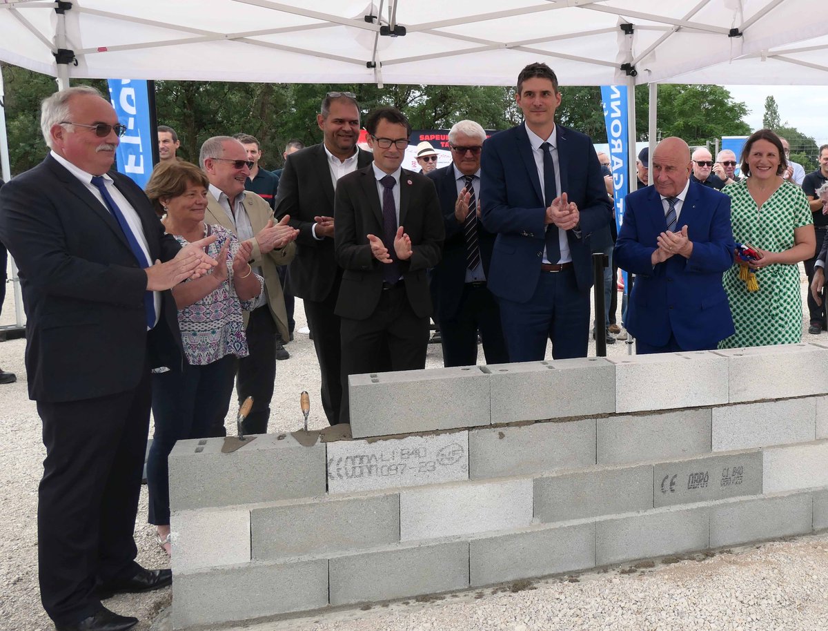 [#pompiers  - @SDIS82]👨‍🚒🧱🚒

Le président du <a href="/tarnetgaronne82/">Département de Tarn-et-Garonne</a> #MichelWeill et les conseillers départementaux <a href="/Valerie_Rabault/">Valérie Rabault 🇨🇵🇪🇺🇺🇦</a> et Cédric Vaissières posent aujourd'hui la première pierre de la future caserne des pompiers à #Caussade.

ℹ️ tarnetgaronne.fr/actualites