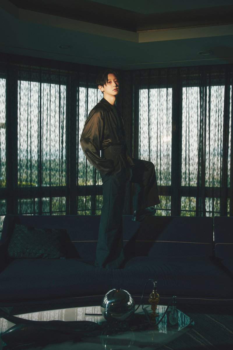 avorablejisung's tweet photo. why he tryna make himself look taller as of he’s not already 6’20 😭 https://t.co/3t3ybCoH0j