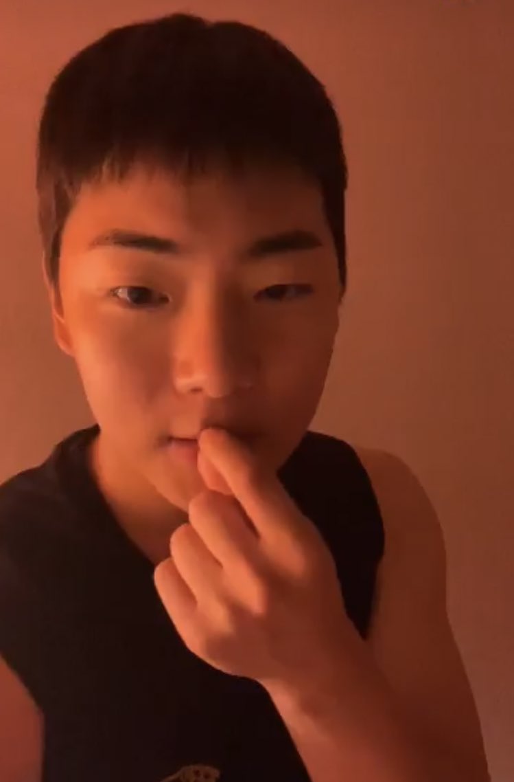 고른이와 얇은입술로 인해
관악기 할수있었대
(저렇게 초딩같이 커엽게 얘기해ㅜㅋㅋㅋㅋ)